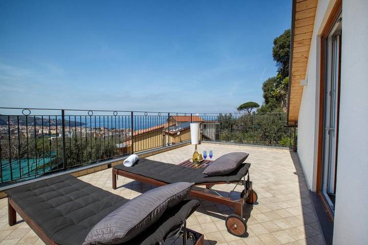 Alojamiento y desayuno para 3 personas, con piscina además de vistas y balcón en Sorrento