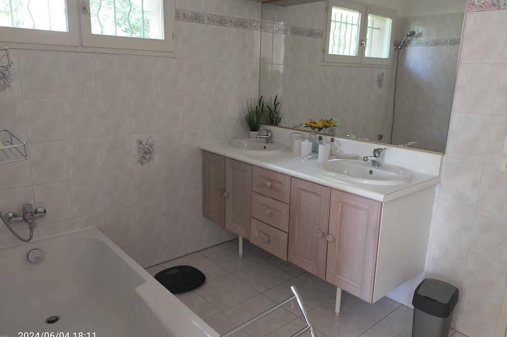 Appartement entier, Studio au pied du Luberon au calme avec les oiseaux et les écureuils in Pertuis, Parc naturel régional du Luberon