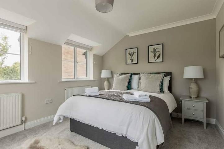 Stylish Town House - Central, Detached, Parking, Garden in Bournemouth, Südwestengland