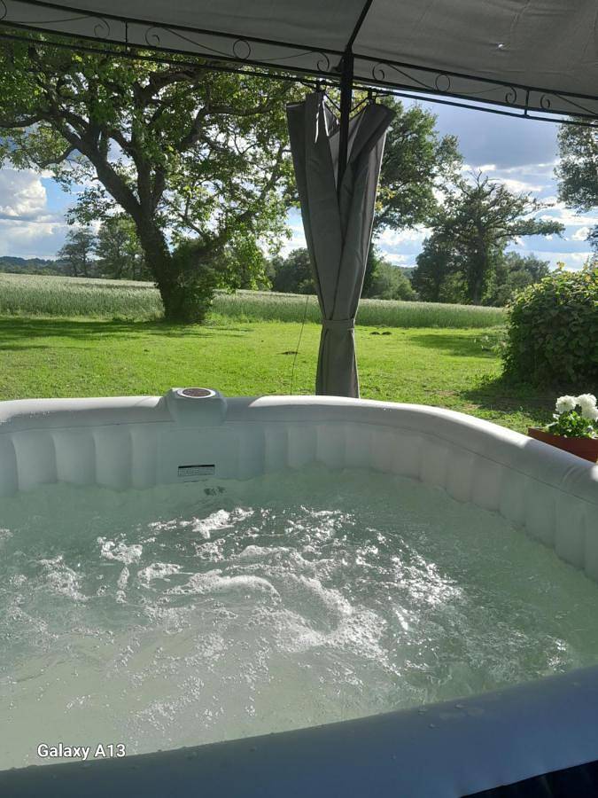 Location de vacances pour 2 personnes, avec jardin ainsi que jacuzzi et terrasse dans Lac de Lavaud - 2