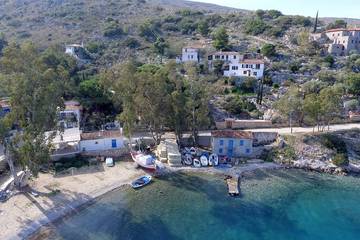Location de vacances pour 6 personnes, avec terrasse et jardin, animaux acceptés à Hydra