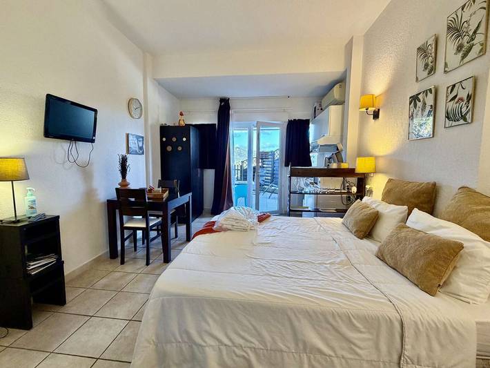 Appartement entier, Studio calme avec terrasse, piscine, proche plages et centre, climatisation in Saint-Florent, Région de Calvi