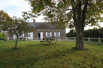 Gîte pour 6 personnes, avec jardin à Surville