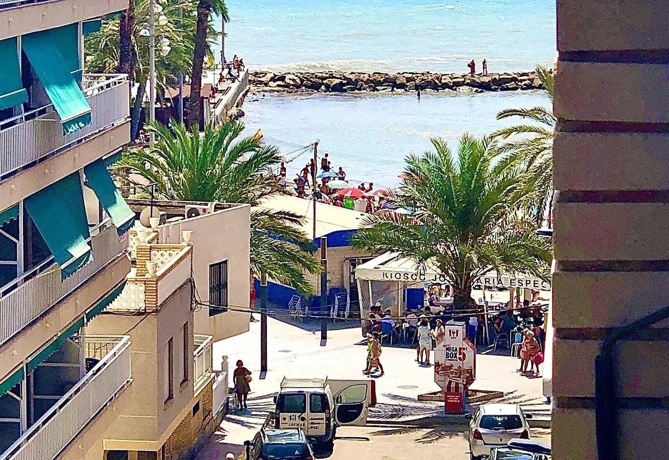 Ganze Wohnung, Ferienwohnung 'Beach Jolanta' mit Meerblick, Wi-Fi und Klimaanlage in Torrevieja Centre, Torrevieja