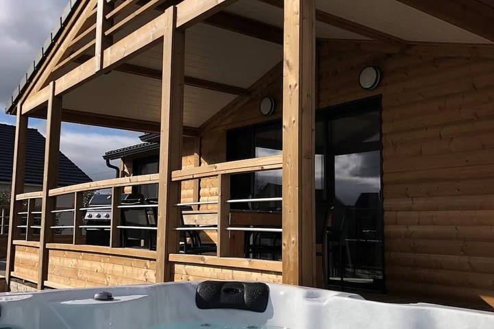 Gîte pour 8 personnes, avec piscine et jacuzzi ainsi que terrasse et jardin
