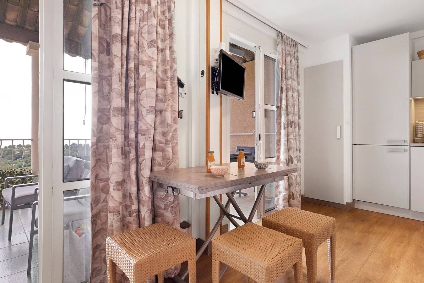 Appartement entier, Appartement 'Bel Vue Mer Pour 6p avec vue mer, Wi-Fi et climatisation in Cap Estérel, Saint-Raphaël