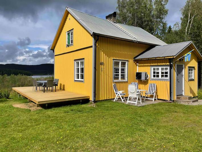 Cottage for 6 people, with lake view and yard as well as terrace and sauna in Sweden