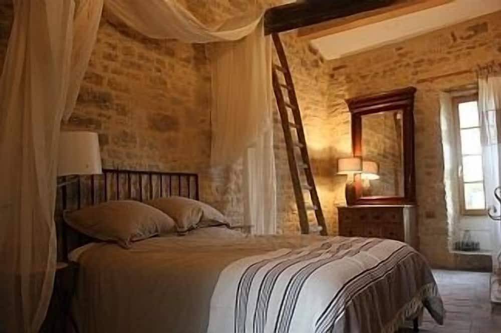 Entire apartment, Inspiring Apartment In Barjac With Terrace Views Over The Cevennes Mountains in Barjac, Alès region