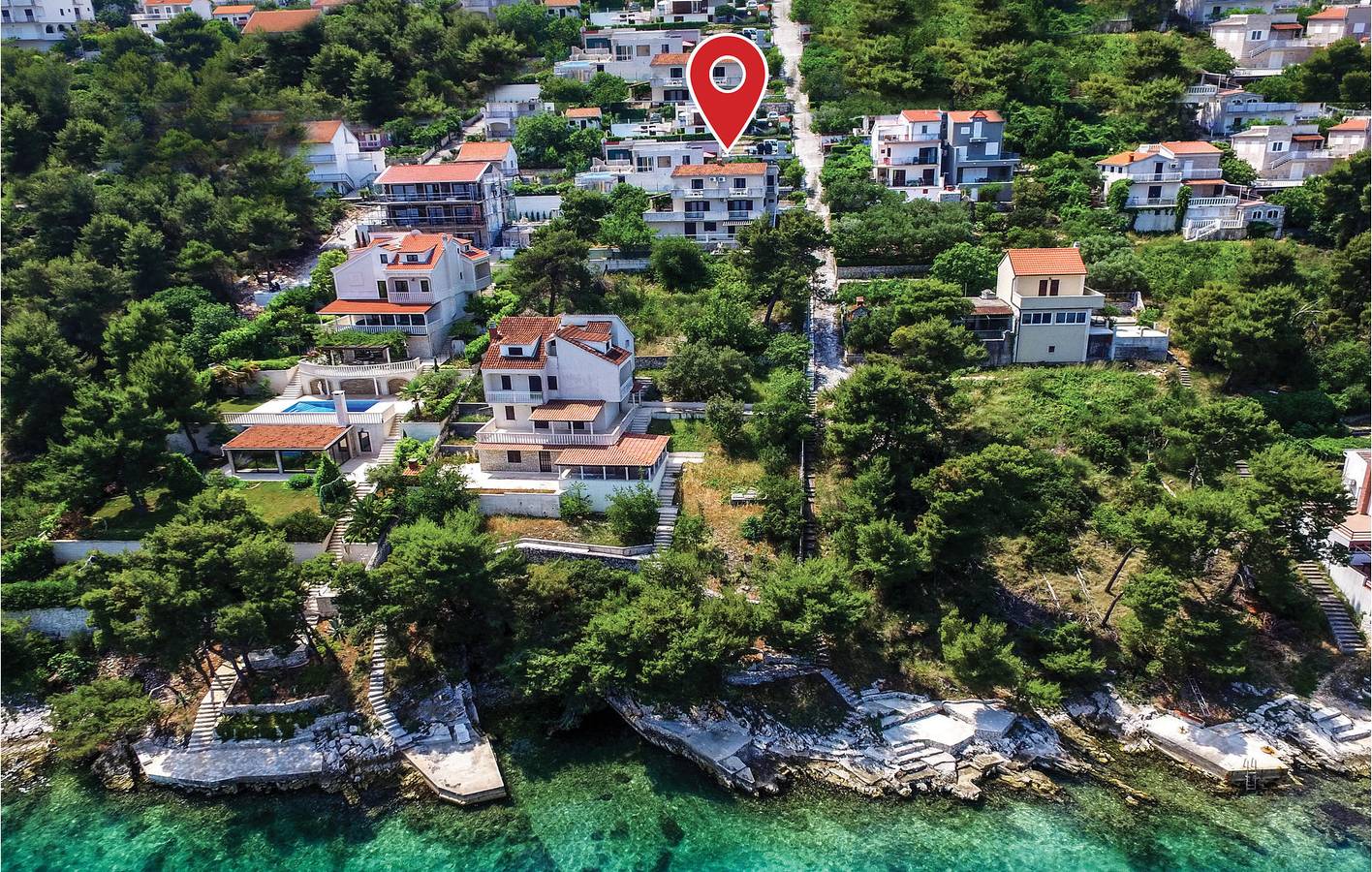 Geräumige Ferienwohnung mit Pool, Terrasse und Zugang zum Strand in Okrug Donji, Ciovo