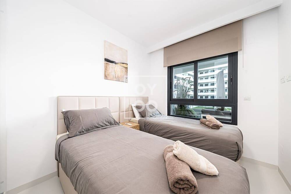 Apartamento entero, Gia Serena, first-floor apt, terrace, pool, playground in San Miguel de Salinas, Costa Blanca