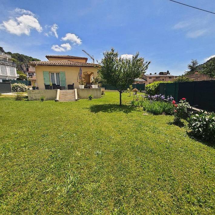 Location de vacances pour 4 personnes, avec jardin et vue à Tourrette-Levens