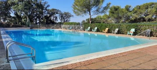Location de vacances pour 4 personnes, avec piscine ainsi que jardin et terrasse à Saint-Raphaël