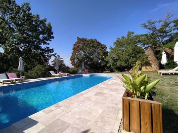 Gîte pour 4 personnes, avec jardin ainsi que terrasse et piscine à Carsac-Aillac
