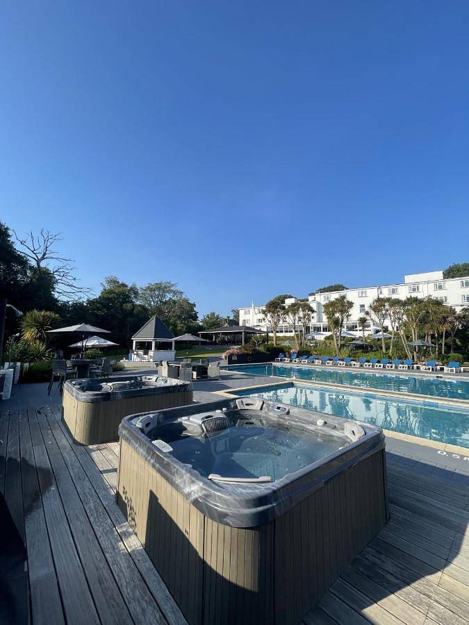 Hôtel pour 2 personnes, avec jacuzzi ainsi que jardin et piscine dans Saint-Hélier - 4