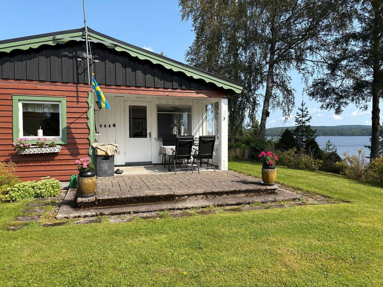 Schwedenhaus am See – Ferienhaus mit Motorboot & Steg in Storfors in Storfors, Värmland