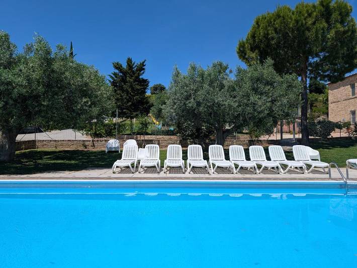 Appartamento per 5 persone, con piscina e panorama nonché giardino, adatto a famiglie con bambini in Loreto