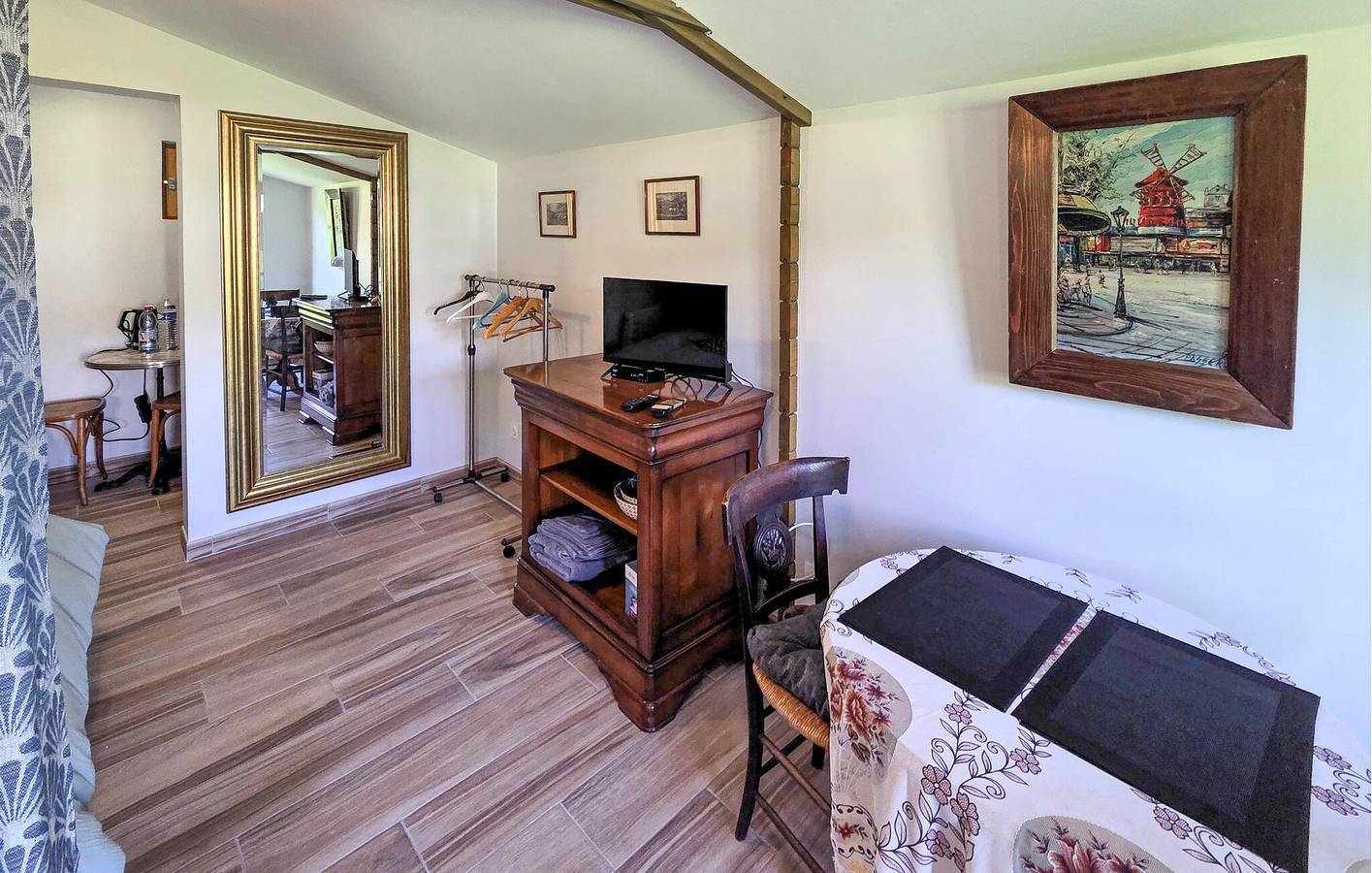 Charmantes Apartment mit Terrasse, Pool und nur wenige Schritte vom Fluss L'Huisne entfernt in Avezé, Sarthe