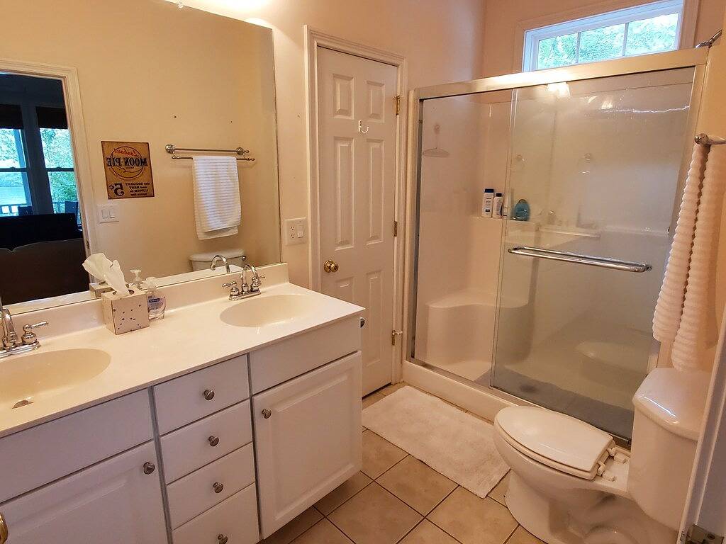 Wunderschöne Sonnenuntergänge mit einem Dock am Watts Bar Lake in Rhea County