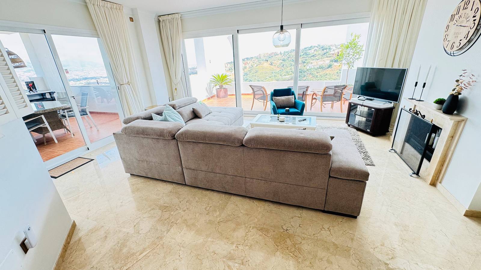 Entire apartment, Apartment 'Bella Vista' with Sea View, Wi-Fi and Air Conditioning in Urbanizacion Las Jacarandas, Ojén