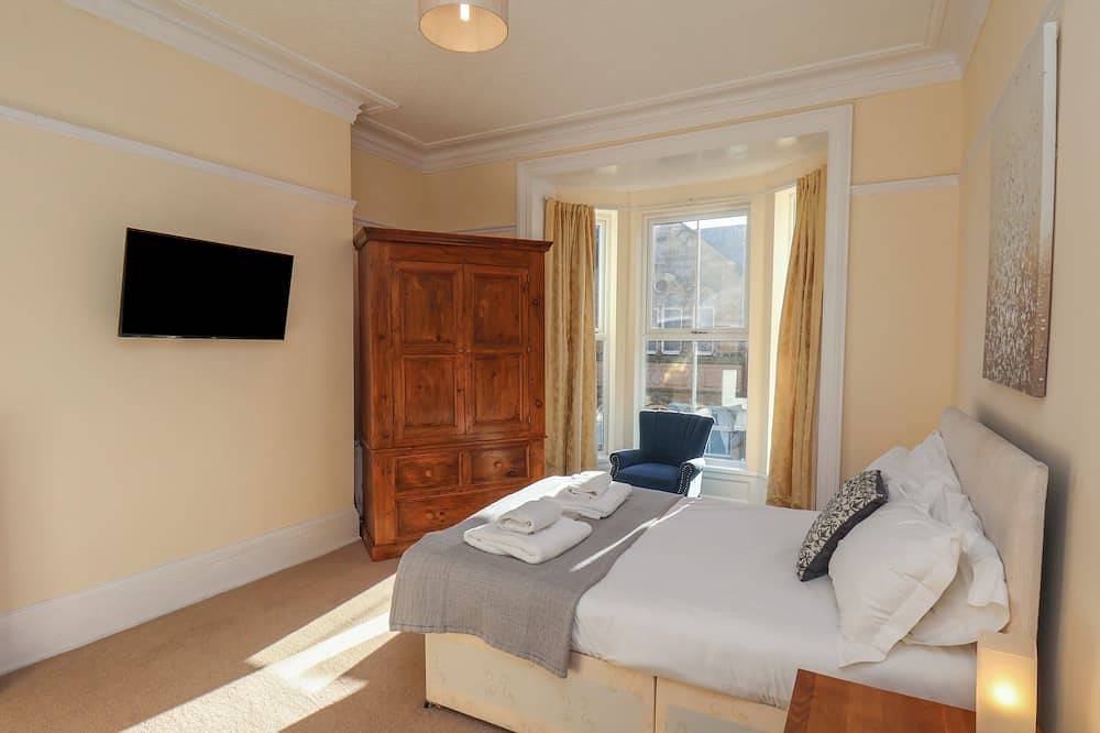 4 Normanby Terrace, pet friendly, character holiday cottage in Whitby in Whitby, North York Moors National Park