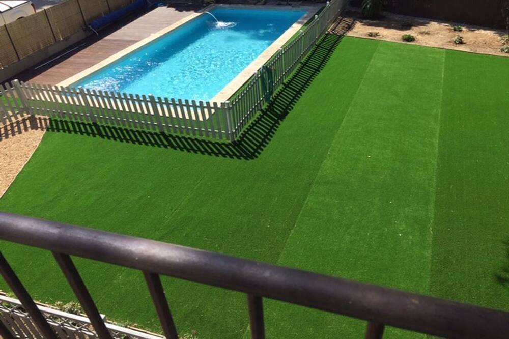 Quiet, non-isolated pool villa in Pujaut, Nimes region