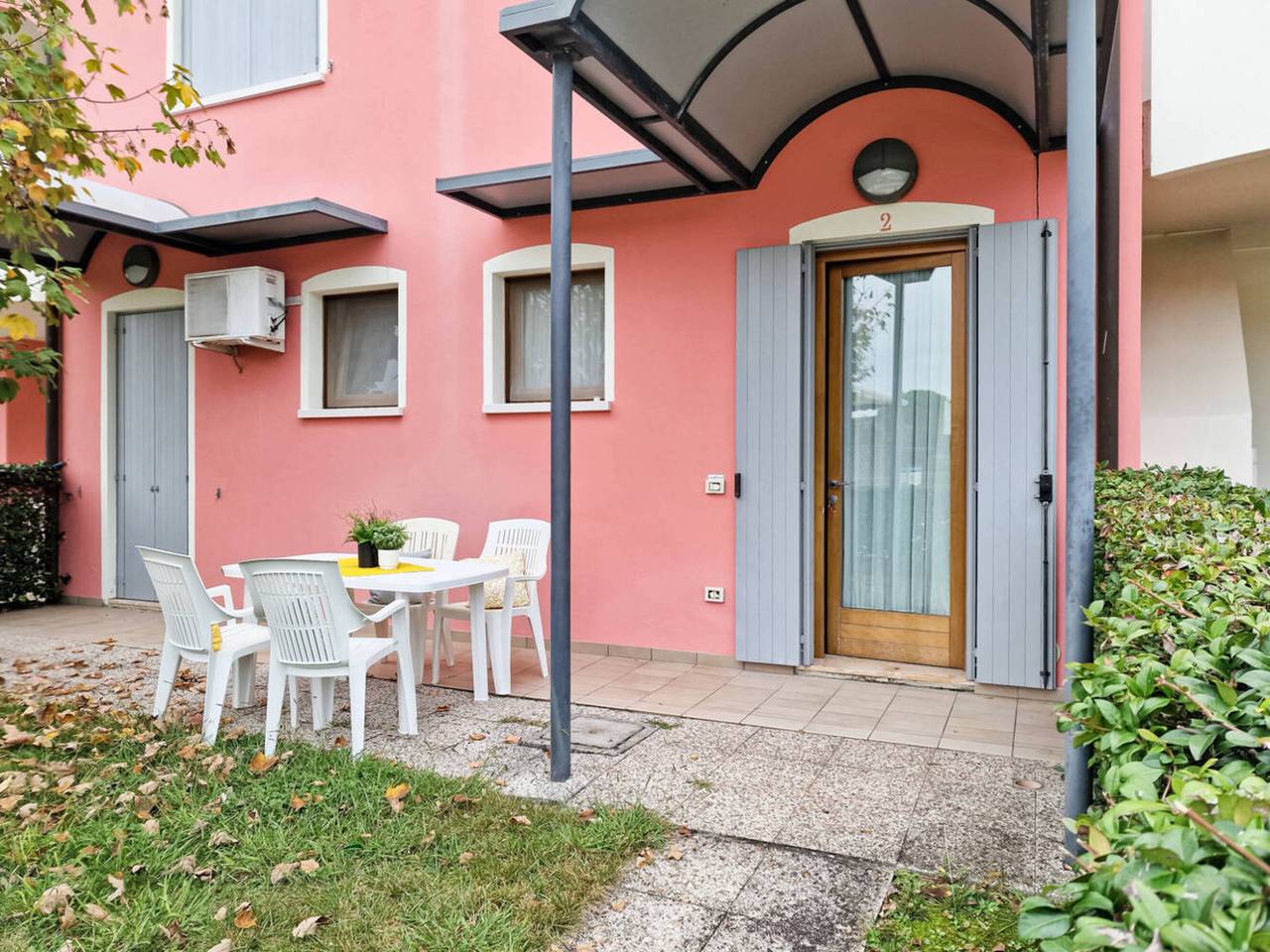 Ganze Wohnung, Rückzugsort im Garten am Pool in Bibione, San Michele al Tagliamento