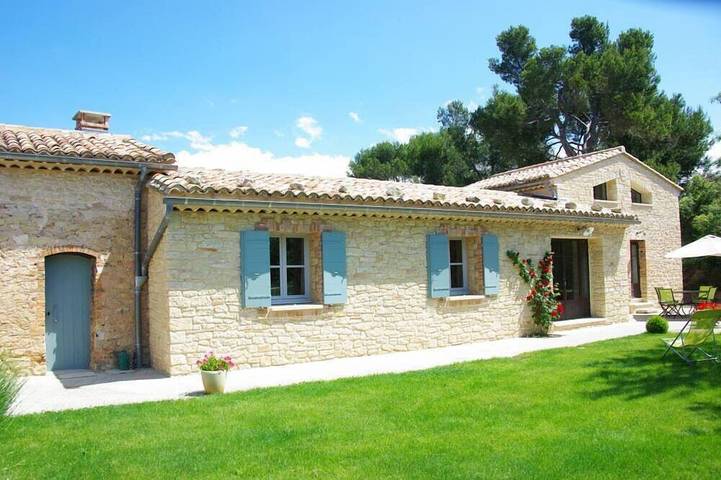 Location de vacances pour 5 personnes, avec jardin et terrasse à Saint-Pierre-de-Vassols