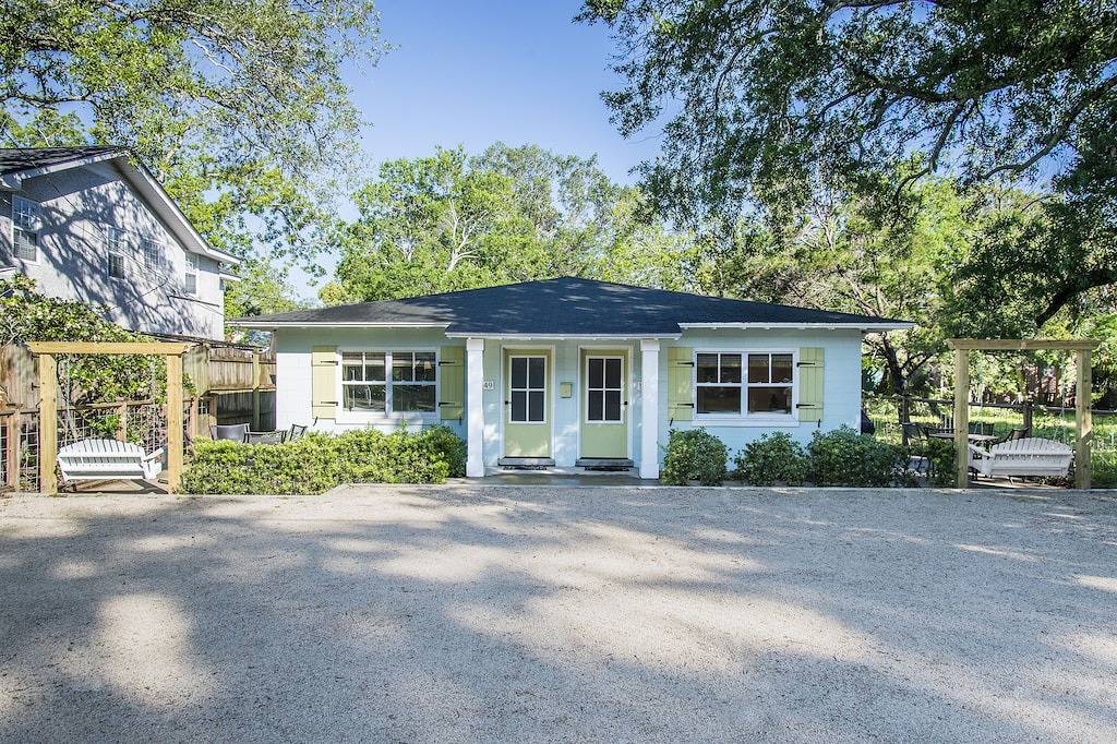 5 Minuten zu Fuß zum Strand !! Neu renoviert und gelistet. Professionell dekoriert in St. Simons Island, Glynn County