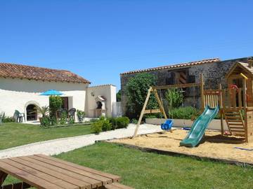 Gîte pour 4 personnes, avec jardin ainsi que vue et piscine, animaux acceptés à Salles-Lavalette