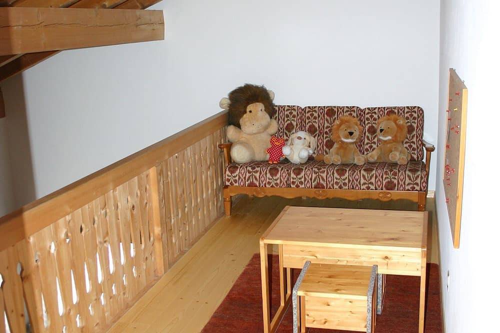 Ganze Wohnung, Gemütliche 4 1/2 Zimmer-Maisonettewohnung mit Arvenstube mit Sicht in die Berge in Klosters-Serneus, Plessur Alpen