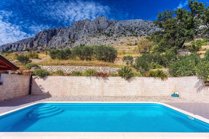 Komfortable Villa - 5 Schlafzimmern. 2km vom Strand, ruhige Umgebung, Meerblick in Lokva Rogoznica, Omis-Riviera