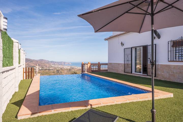 Villa pour 8 personnes, avec vue sur l’océan ainsi que piscine et jardin à Torrox - 2