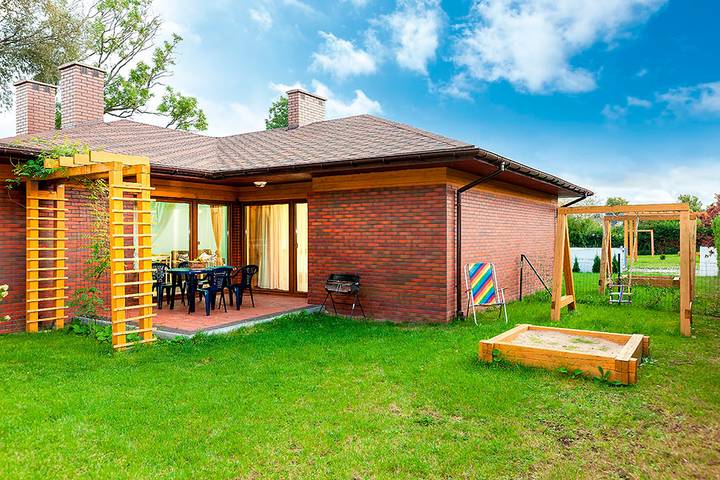 Ferienhaus für 4 Personen, mit Garten und Terrasse in Sarbinowo