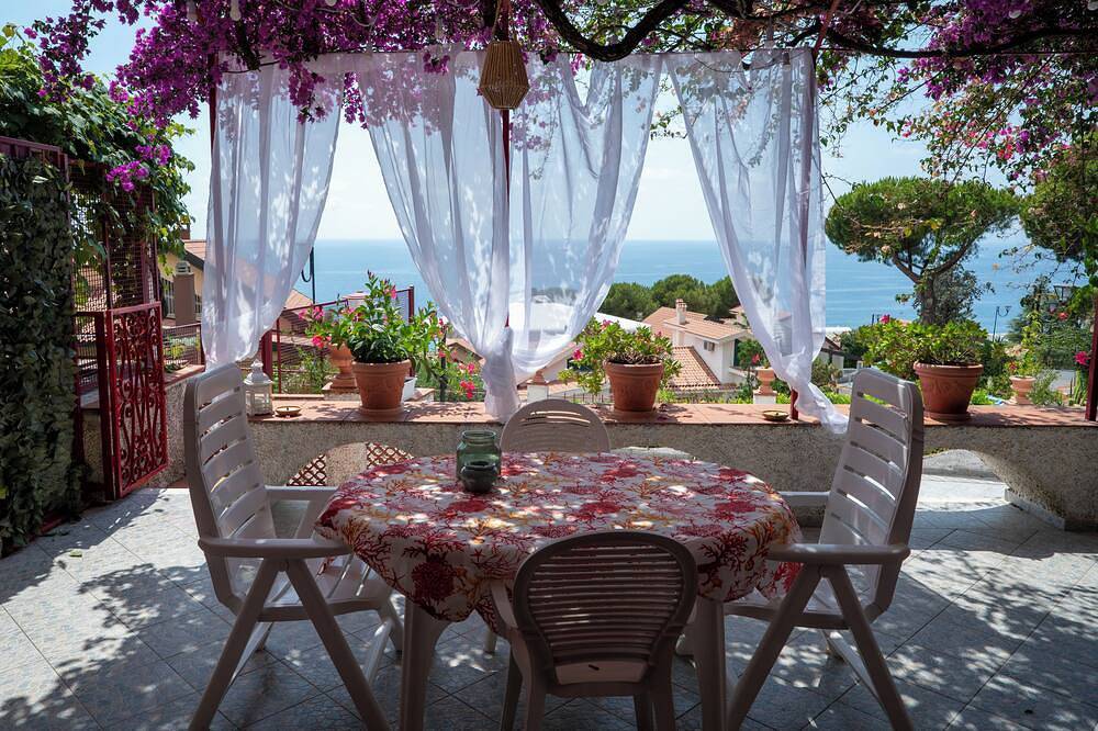 Un angolo di paradiso con bellissima vista mare e panoramica sull'isola Dino in Praia a Mare, Costa Tirrenica Calabria