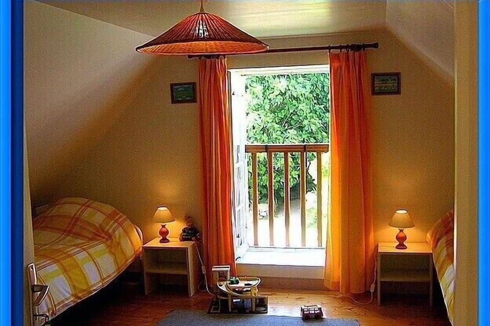 Gîte de caractère en pierres dans le bourg de Loctudy, jardin clos in Loctudy, Côte de Cornouaille