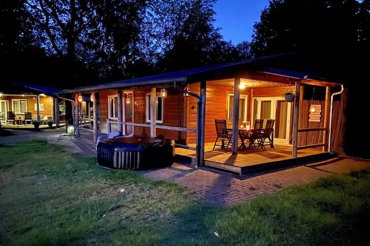 Ferienhaus für 6 Personen, mit Whirlpool und Terrasse sowie Garten und Pool