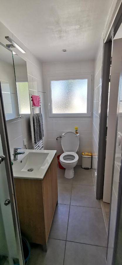 Gîte pour 4 personnes, avec vue ainsi que jardin et piscine à Servian - 4