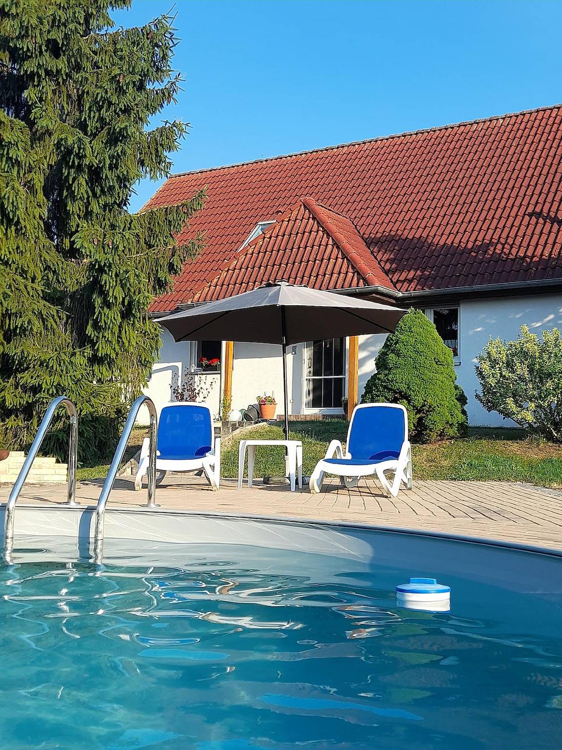 Ferienhaus mit eigenem Pool in ruhiger Lage in Saaleland