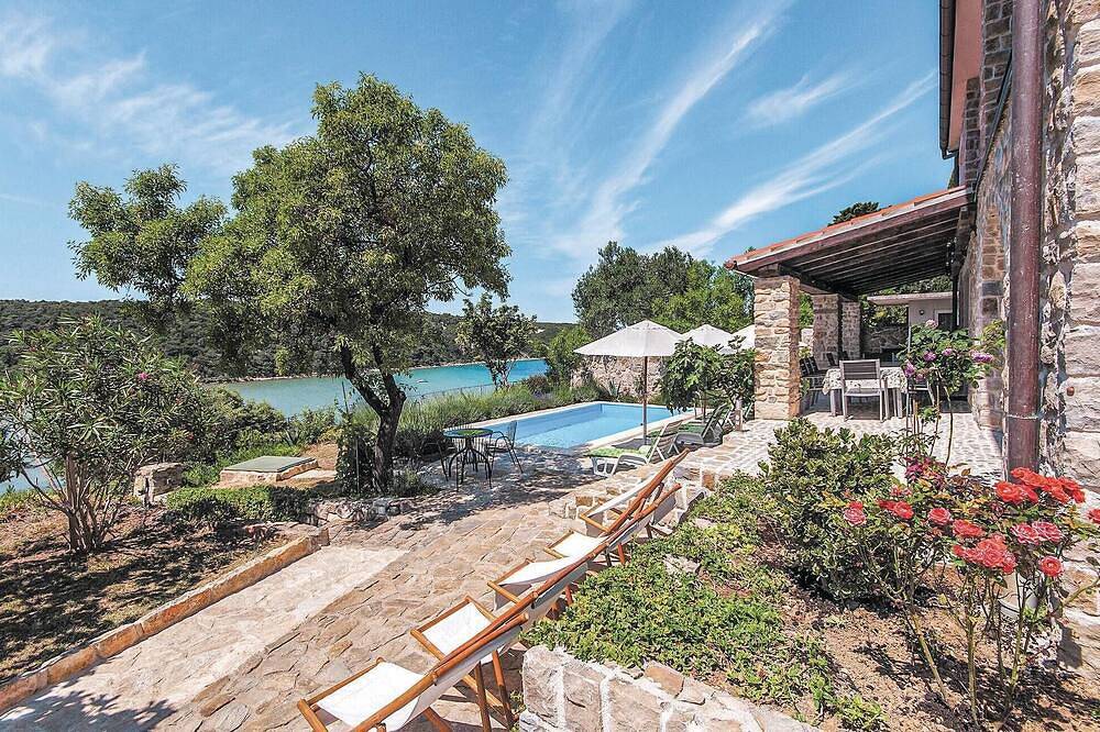 Beach front home in Kampor in Kampor, Rab