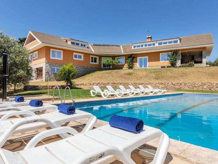 Chalet para 20 personas, con Terraza y Jardín además de Piscina y Vistas en Valles Oriental