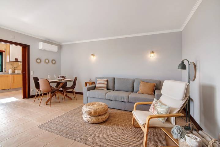 Apartamento inteiro, Apartamento 'Sunrise Village' a 5 minutos da praia com varanda in Guia, Distrito de Faro