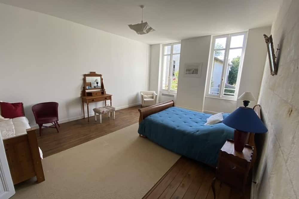 Gite with lovely view of the harbour, all comforts, 10/12 pers, ideal for family or friends in Mortagne-sur-Gironde, Saintes region