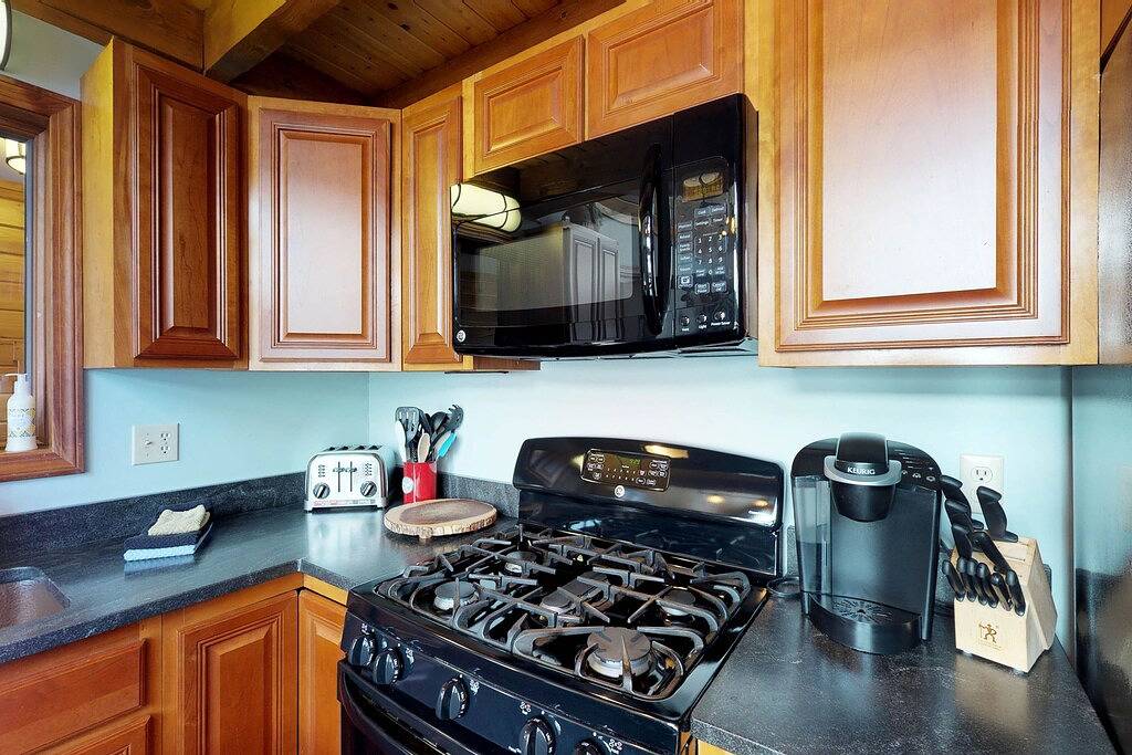 Haus am See im Chalet-Stil mit großer Terrasse, Anlegestelle und wunderschönem Seeblick in Greenville (ME), Moosehead Lake