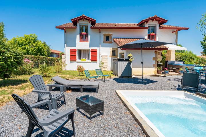 Cama y desayuno para 6 personas, con jardín y jacuzzi en Pirineos Atlánticos