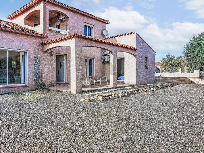 Location de vacances pour 8 personnes, avec piscine ainsi que terrasse et jardin à Brouilla