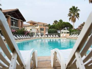 Gîte pour 6 personnes, avec balcon et piscine, adapté aux familles dans Plage du Port Fréjus