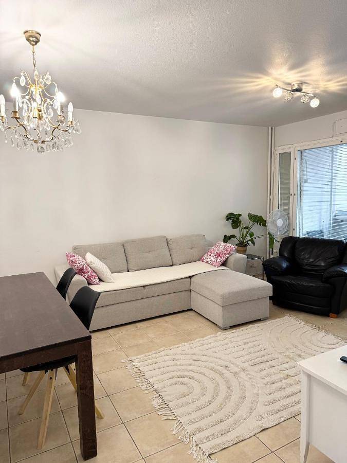Appartement entier, Hhh Newly renovated big 4-bedroom apt with balcony, free parking for 2 cars in Helsinki, Uusimaa