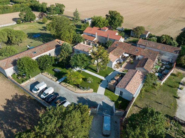 Gîte pour 34 personnes, avec jardin et terrasse à La Jarrie