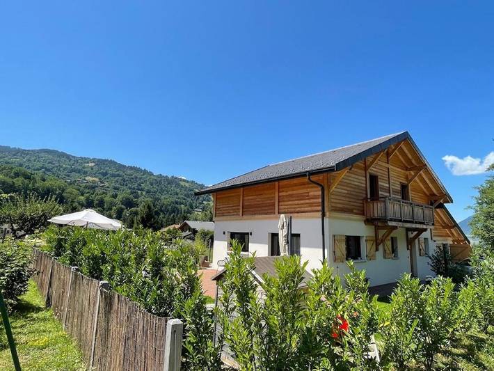 Chalet pour 4 personnes, avec terrasse ainsi que piscine et vue