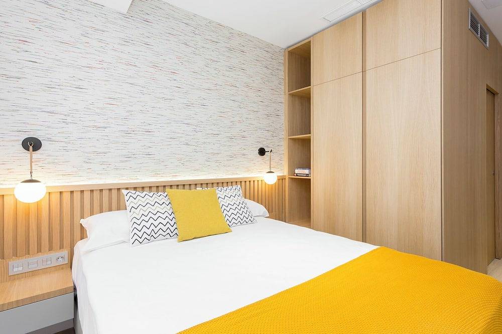 Entire apartment, Brand new Studio of 30m2 equipped with all you need to have a very comfortable stay in Madrid including fast Wifi, Smarttv, double bed and fully equipped kitchen. in Centro (Madrid), Madrid